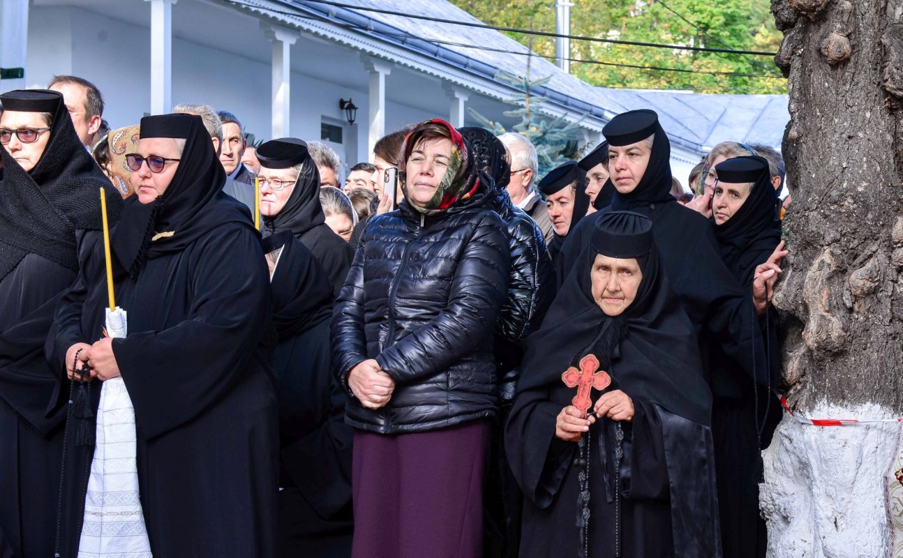 Cea mai mare mănăstire de maici din România a îmbrăcat veșmântul resfințirii 229029