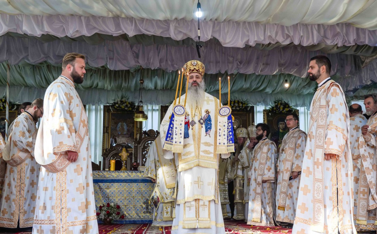 Cea mai mare mănăstire de maici din România a îmbrăcat veșmântul resfințirii 229030