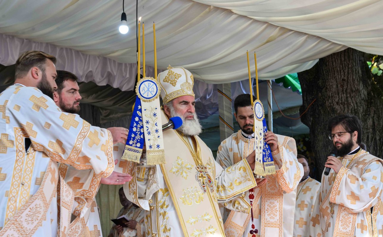 Cea mai mare mănăstire de maici din România a îmbrăcat veșmântul resfințirii 229031