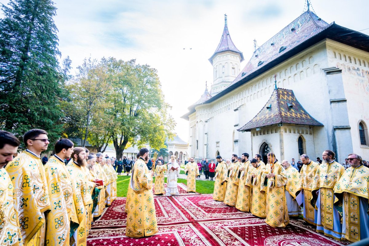 Rugăciune și comuniune la Mănăstirea „Sfântul Ioan cel Nou de la Suceava” 229113