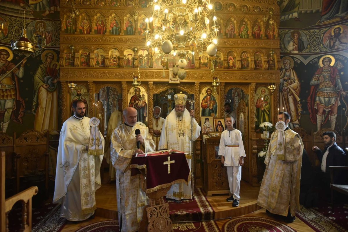 Liturghie arhierească la Biserica „Sfântul Ioan Evanghelistul” din Făgăraş 229291