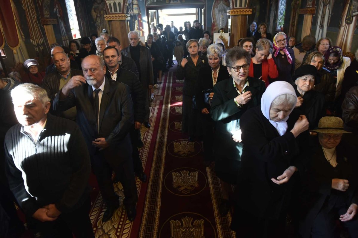 Liturghie arhierească la Biserica „Sfântul Ioan Evanghelistul” din Făgăraş 229294