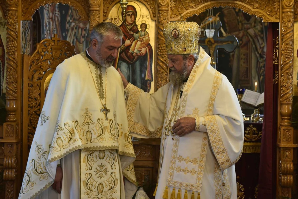Liturghie arhierească la Biserica „Sfântul Ioan Evanghelistul” din Făgăraş 229295