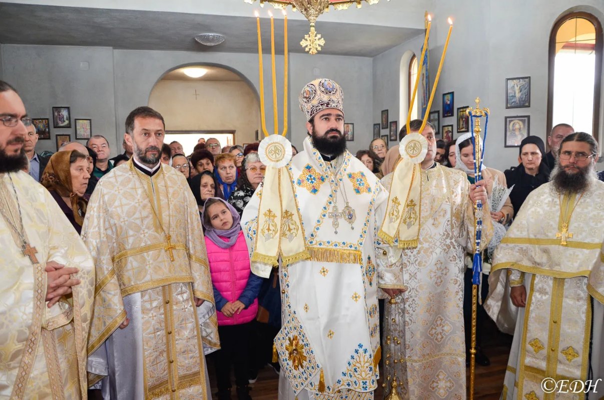 Noua biserică din Căinelu de Jos, Hunedoara, a fost sfinţită 229521