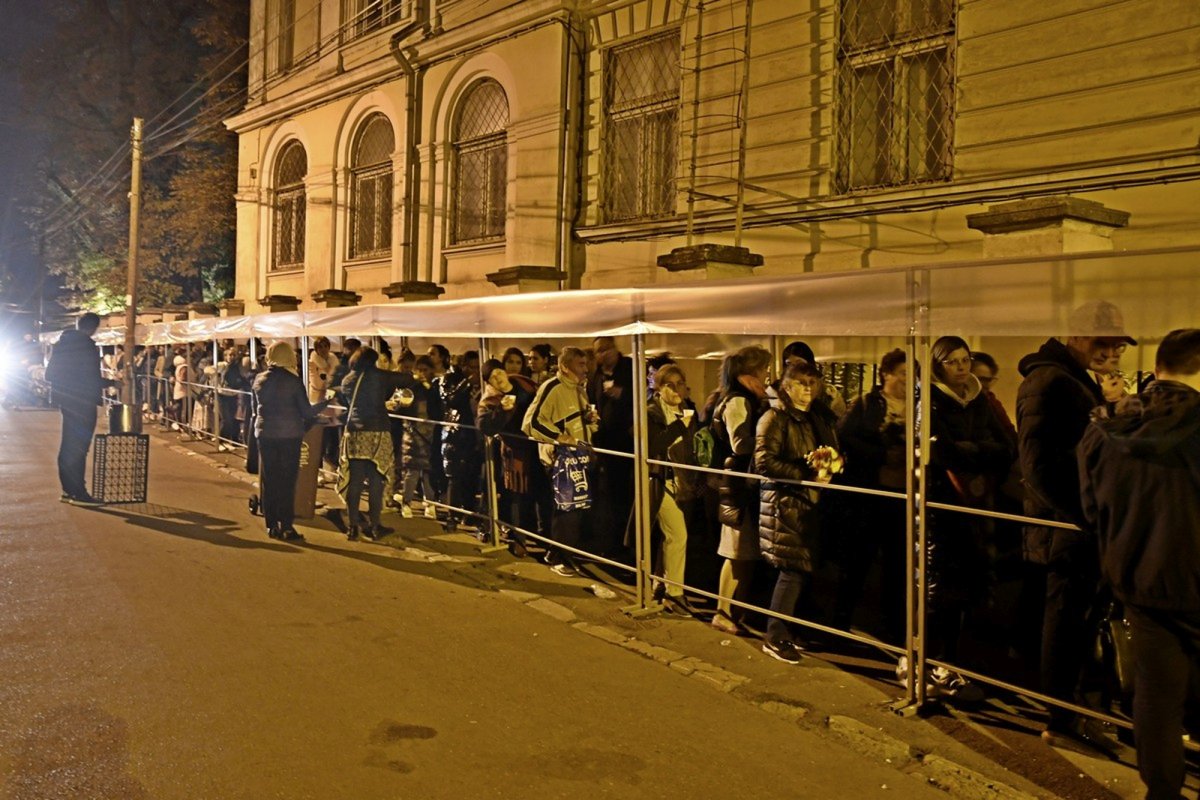 Puterea Sfintei Parascheva adună pelerinii la Iaşi 229511