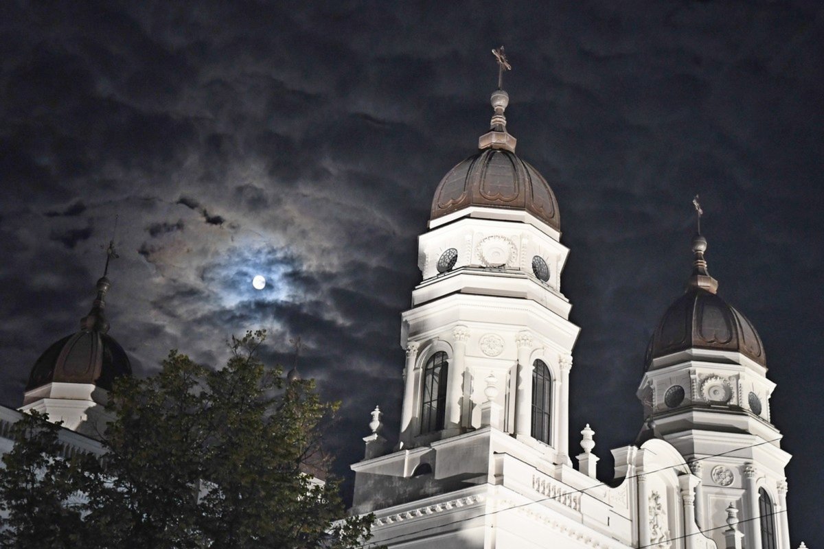 Puterea Sfintei Parascheva adună pelerinii la Iaşi 229512