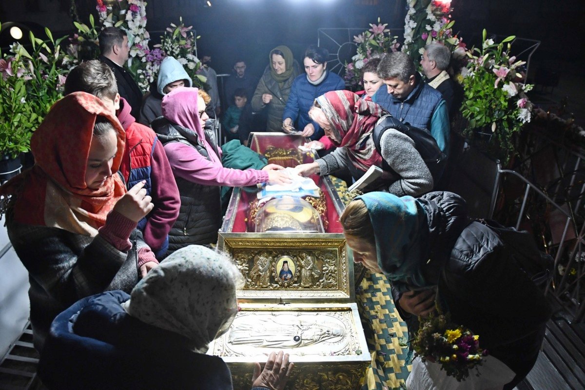 Puterea Sfintei Parascheva adună pelerinii la Iaşi 229513