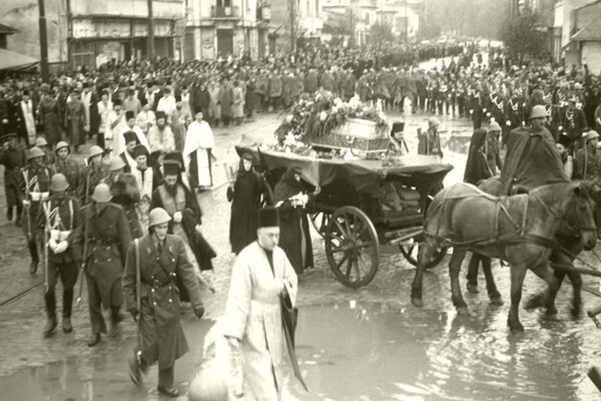 Un moment inedit: urbea Bucureștilor sub binecuvântarea Sfintei Cuvioase Parascheva  229813