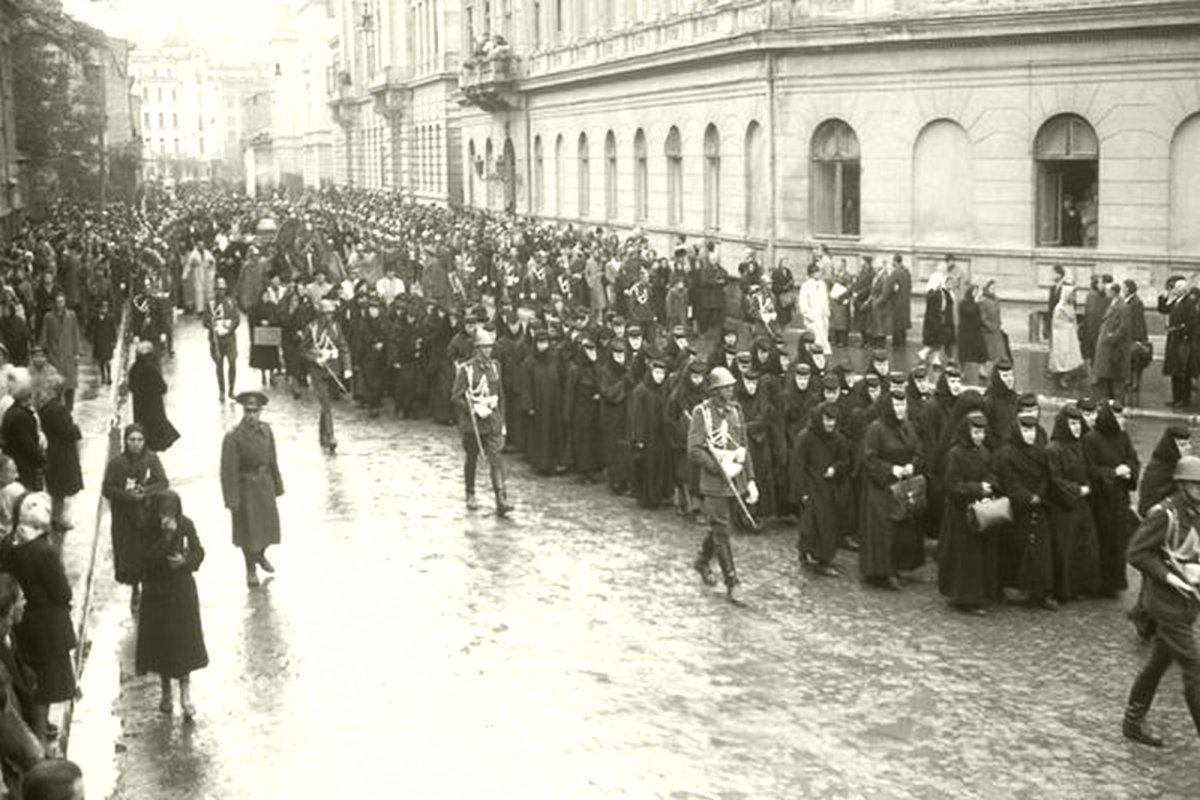 Un moment inedit: urbea Bucureștilor sub binecuvântarea Sfintei Cuvioase Parascheva  229814