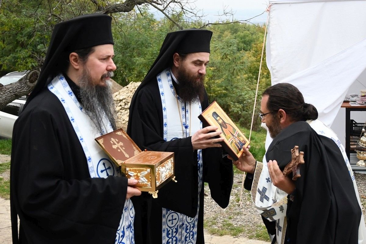 Un fragment din moaştele Sfântului Iacob Putneanul, dăruit Mănăstirii Piatra Sfântă, județul Iaşi 230008