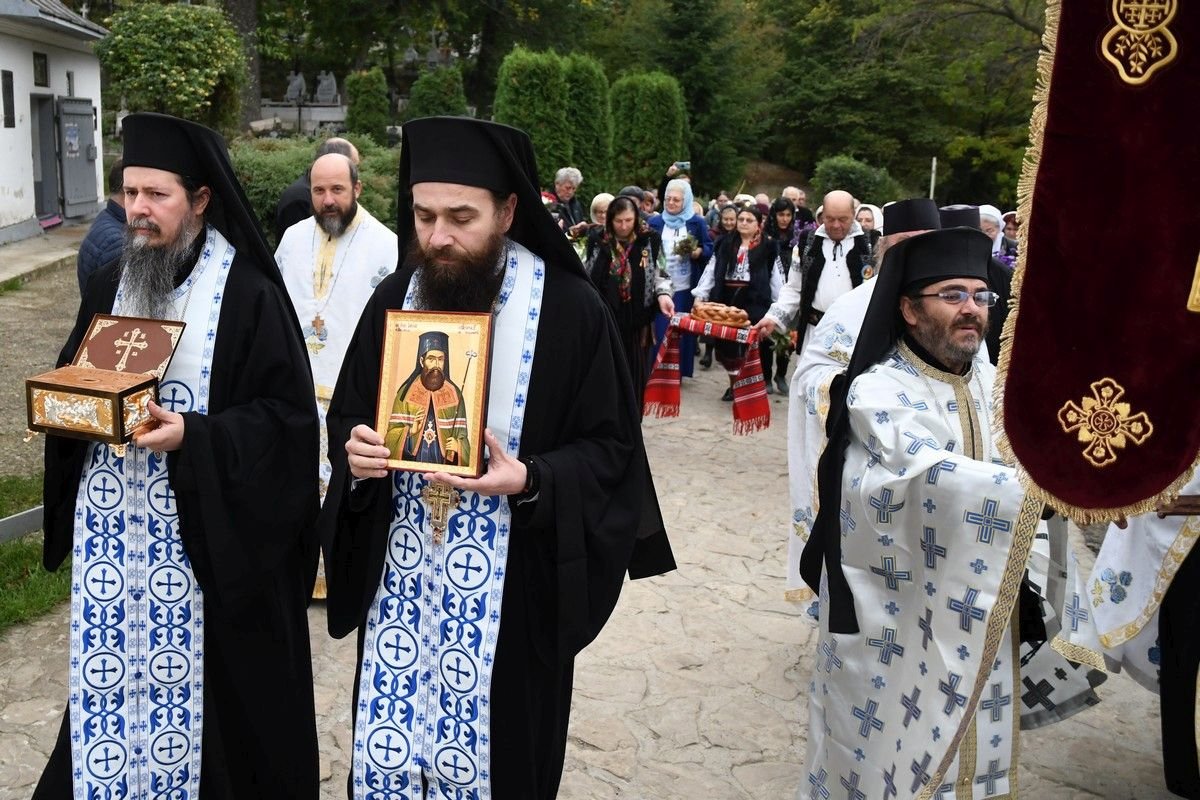 Un fragment din moaştele Sfântului Iacob Putneanul, dăruit Mănăstirii Piatra Sfântă, județul Iaşi 230010