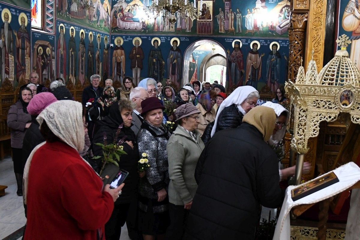 Un fragment din moaştele Sfântului Iacob Putneanul, dăruit Mănăstirii Piatra Sfântă, județul Iaşi 230011