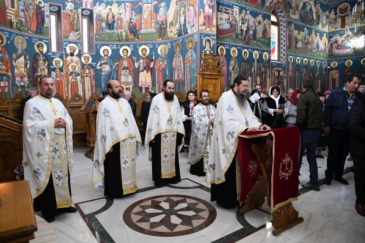 Un fragment din moaştele Sfântului Iacob Putneanul, dăruit Mănăstirii Piatra Sfântă, județul Iaşi 230012