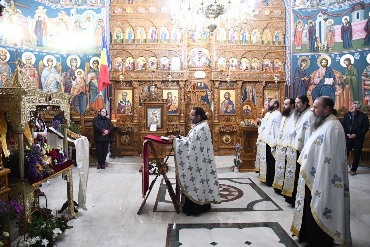 Un fragment din moaştele Sfântului Iacob Putneanul, dăruit Mănăstirii Piatra Sfântă, județul Iaşi 230013