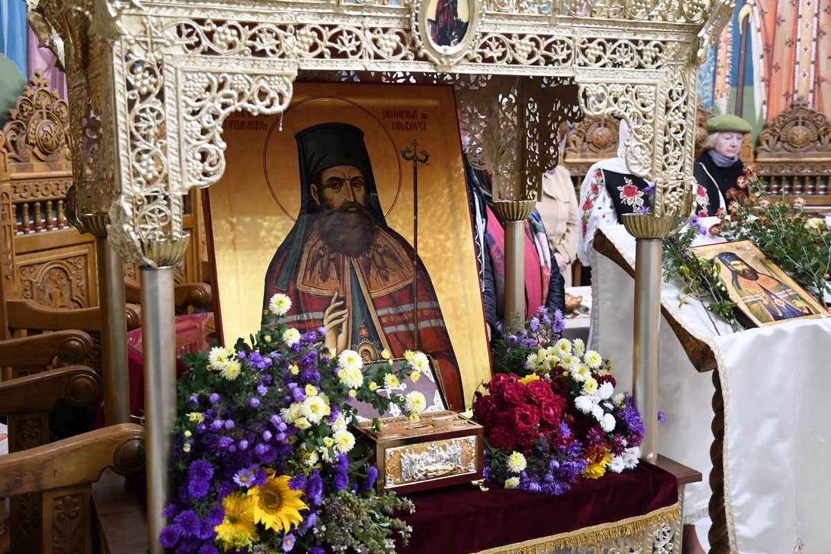 Un fragment din moaştele Sfântului Iacob Putneanul, dăruit Mănăstirii Piatra Sfântă, județul Iaşi 230014