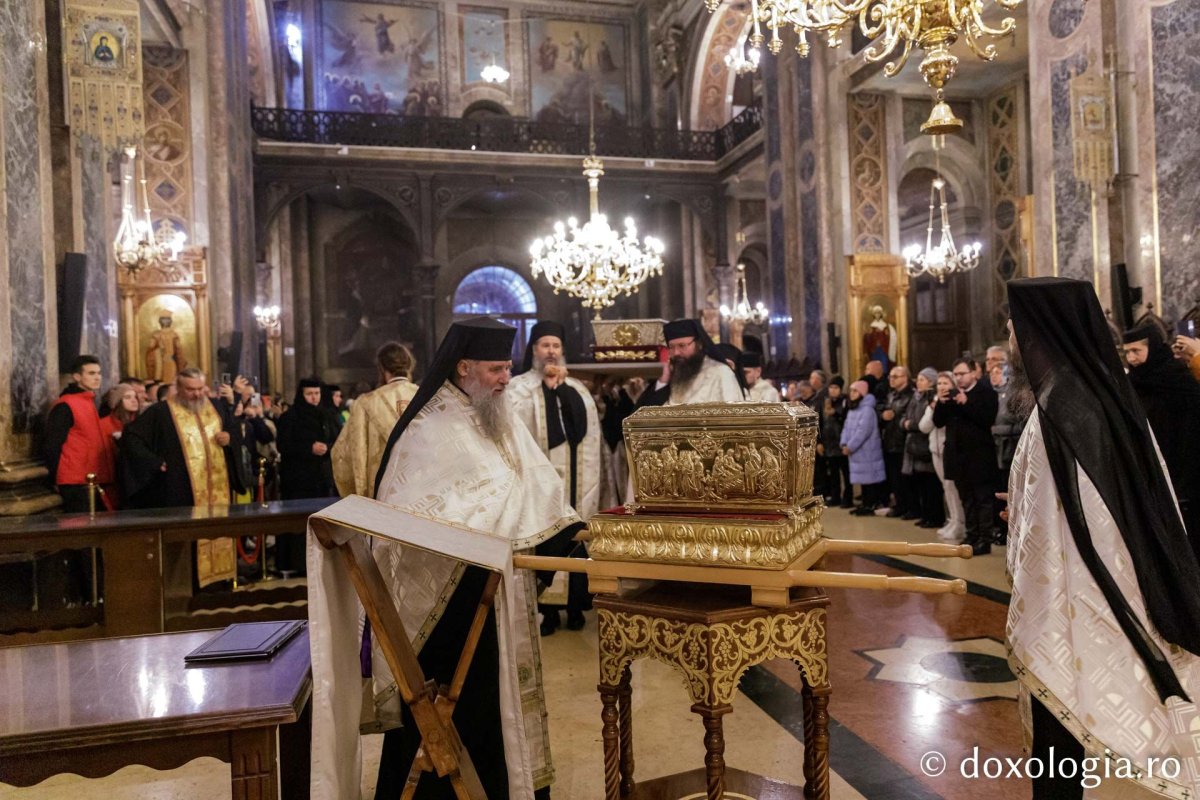 Sfânta Parascheva își așteaptă pelerinii în catedrală 230114