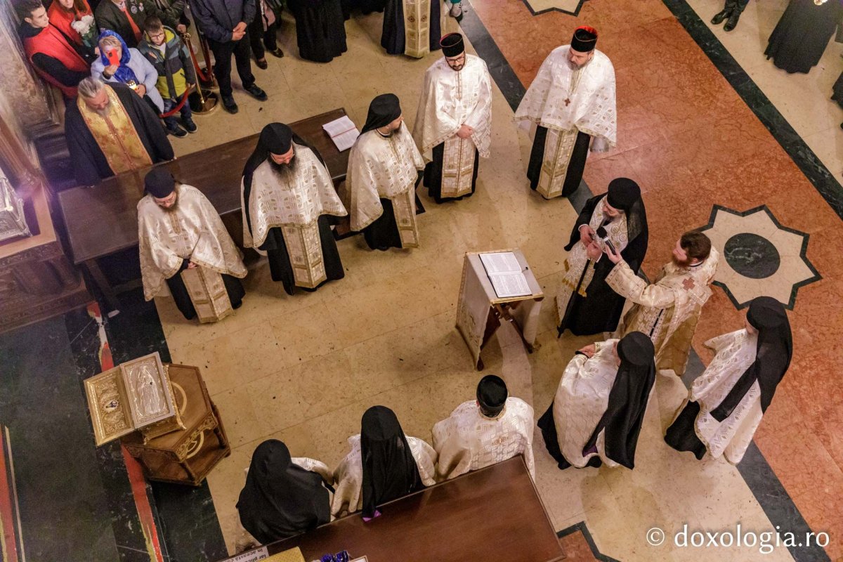 Sfânta Parascheva își așteaptă pelerinii în catedrală 230123