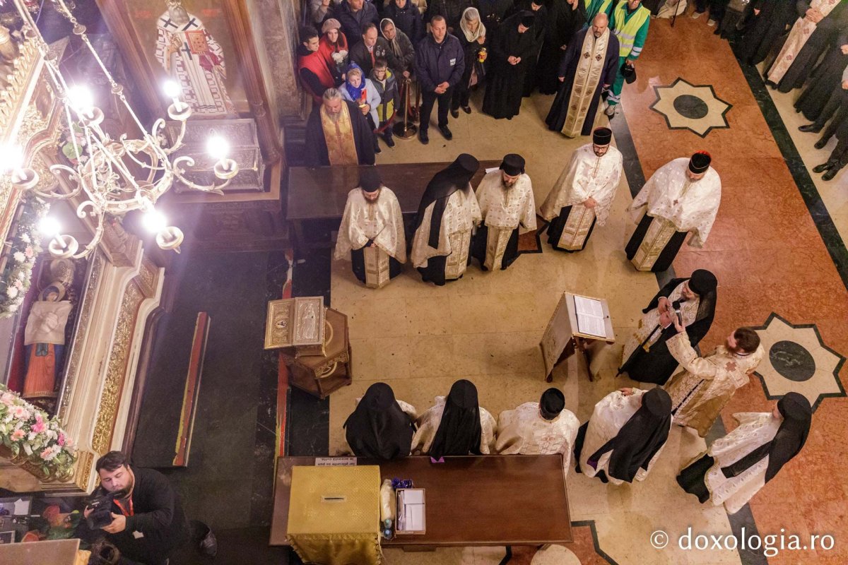 Sfânta Parascheva își așteaptă pelerinii în catedrală 230124