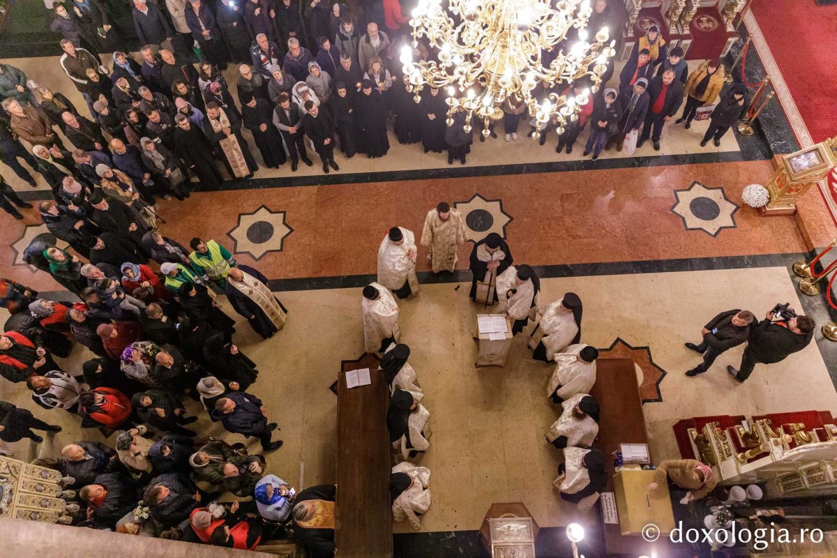 Sfânta Parascheva își așteaptă pelerinii în catedrală 230125