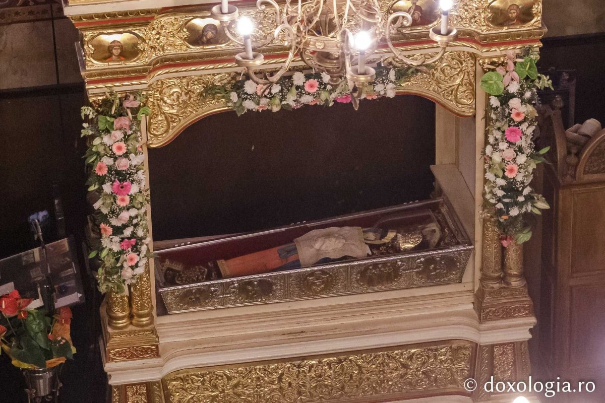 Sfânta Parascheva își așteaptă pelerinii în catedrală 230128