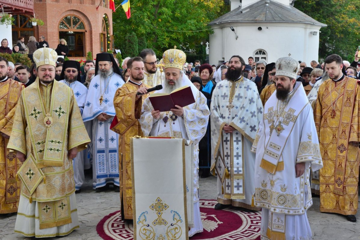 Biserica Mănăstirii Piatra Sfântă din Iași, târnosită de trei ierarhi 230177