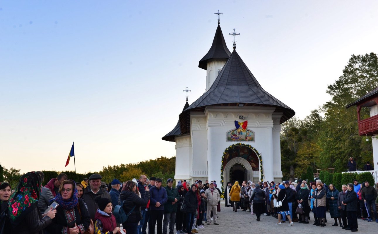 Biserica Mănăstirii Piatra Sfântă din Iași, târnosită de trei ierarhi 230222