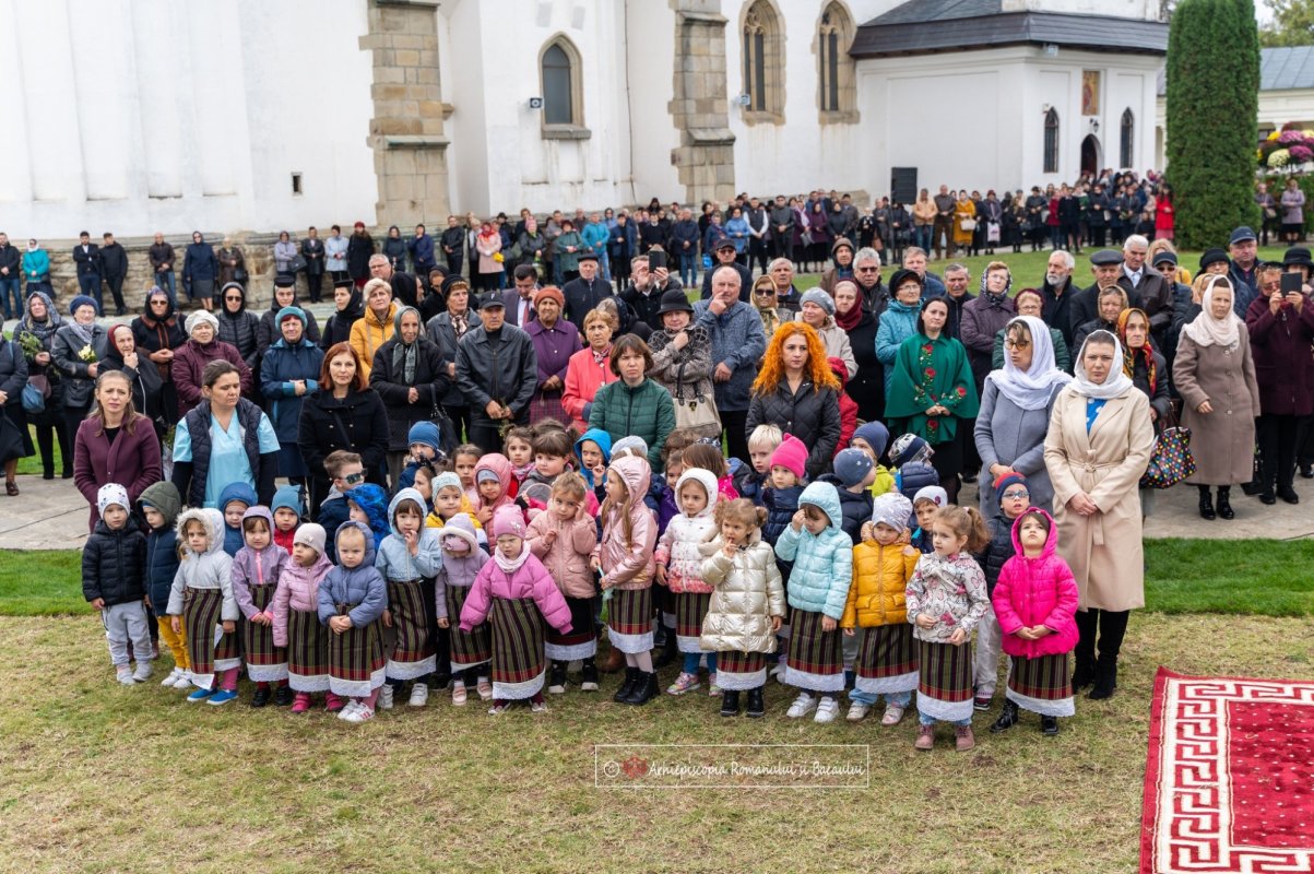 Hramul Catedralei Arhiepiscopale din Roman 230181