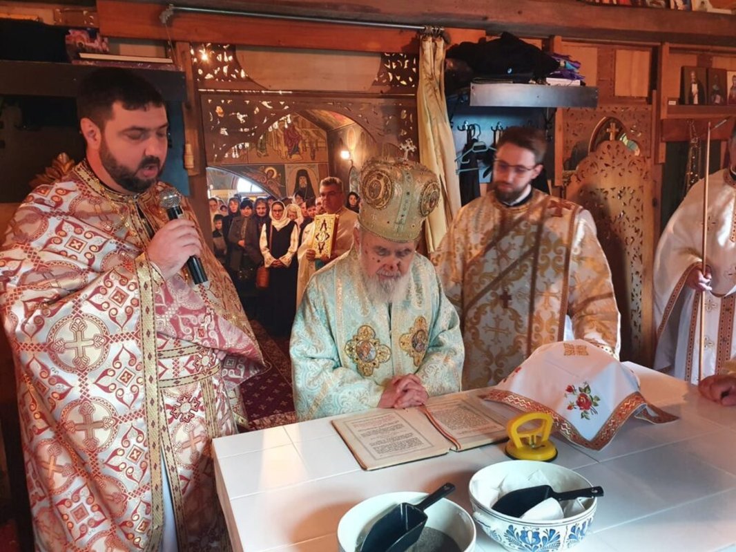 Pelerinaj la sfințirea bisericii mănăstirii arădene Feredeu 230364