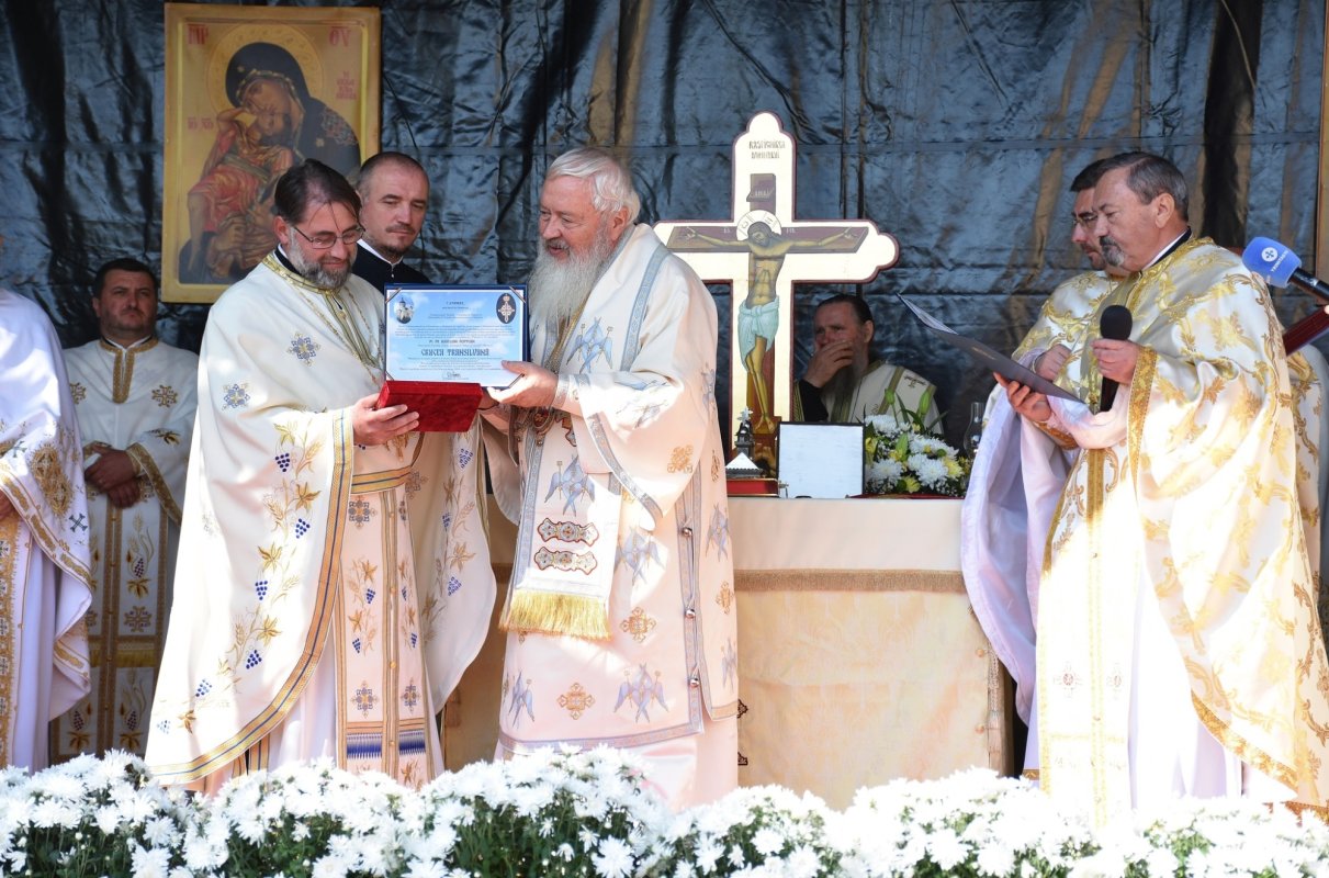 Resfințirea bisericii parohiale din localitatea bistrițeană Mărișelu 230294