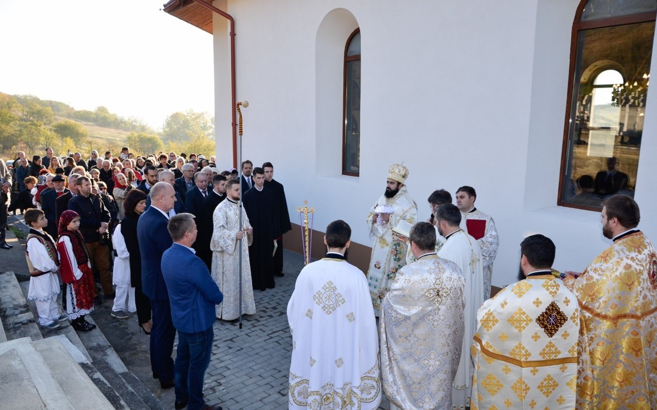 Biserica din parohia hunedoreană Mânerău a fost târnosită 230461