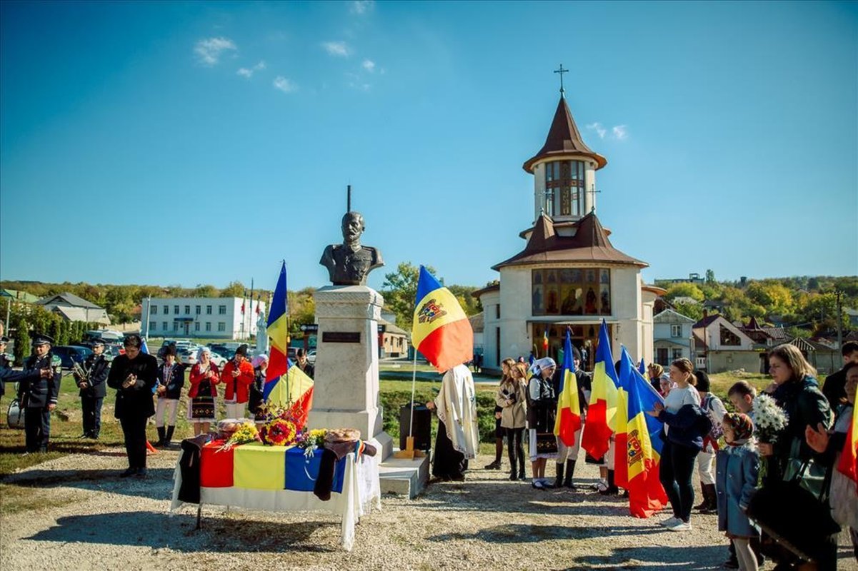 Doi ierarhi au slujit în Parohia „Sfântul Vasile de la Poiana Mărului” 230481