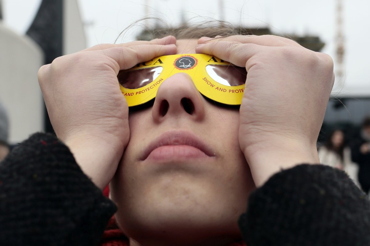 Observații ale eclipsei parțiale de soare  230536