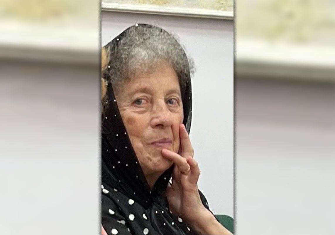 Mănunchi de crizanteme pentru o mamă octogenară 230786