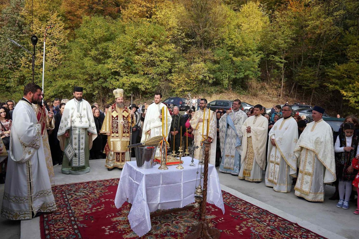 Episcopul ortodox român din Ungaria la o parohie argeșeană 231356