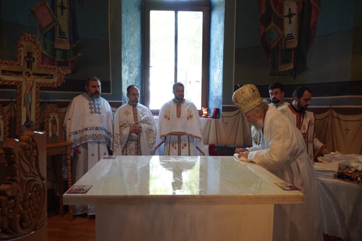 Fiii unui sat brailean, adunați în jurul bisericii resfințite 231816