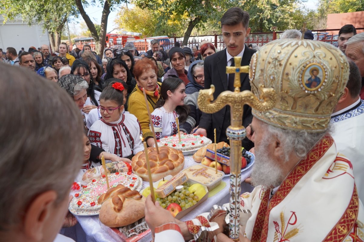 Fiii unui sat brailean, adunați în jurul bisericii resfințite 231817