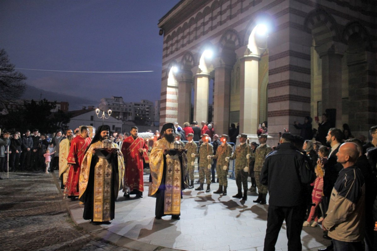 Procesiune cu sfintele moaște în cetatea Băniei 231872