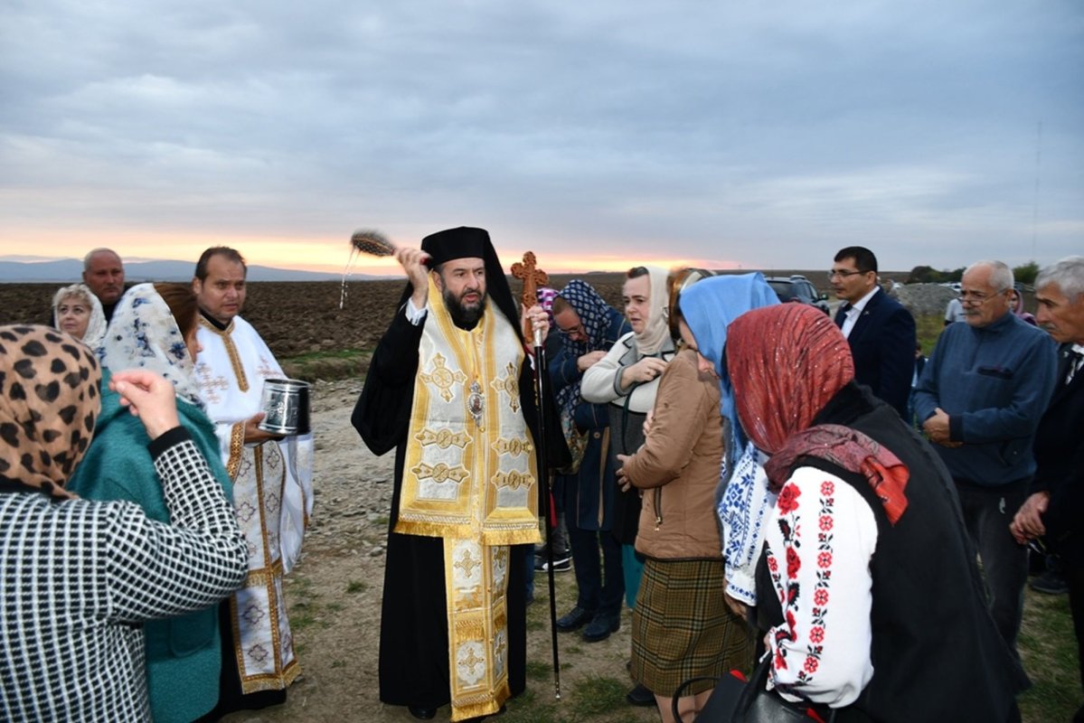 Troiță și clopote noi la Schitul Nicolinț din județul Caraș‑Severin  232067