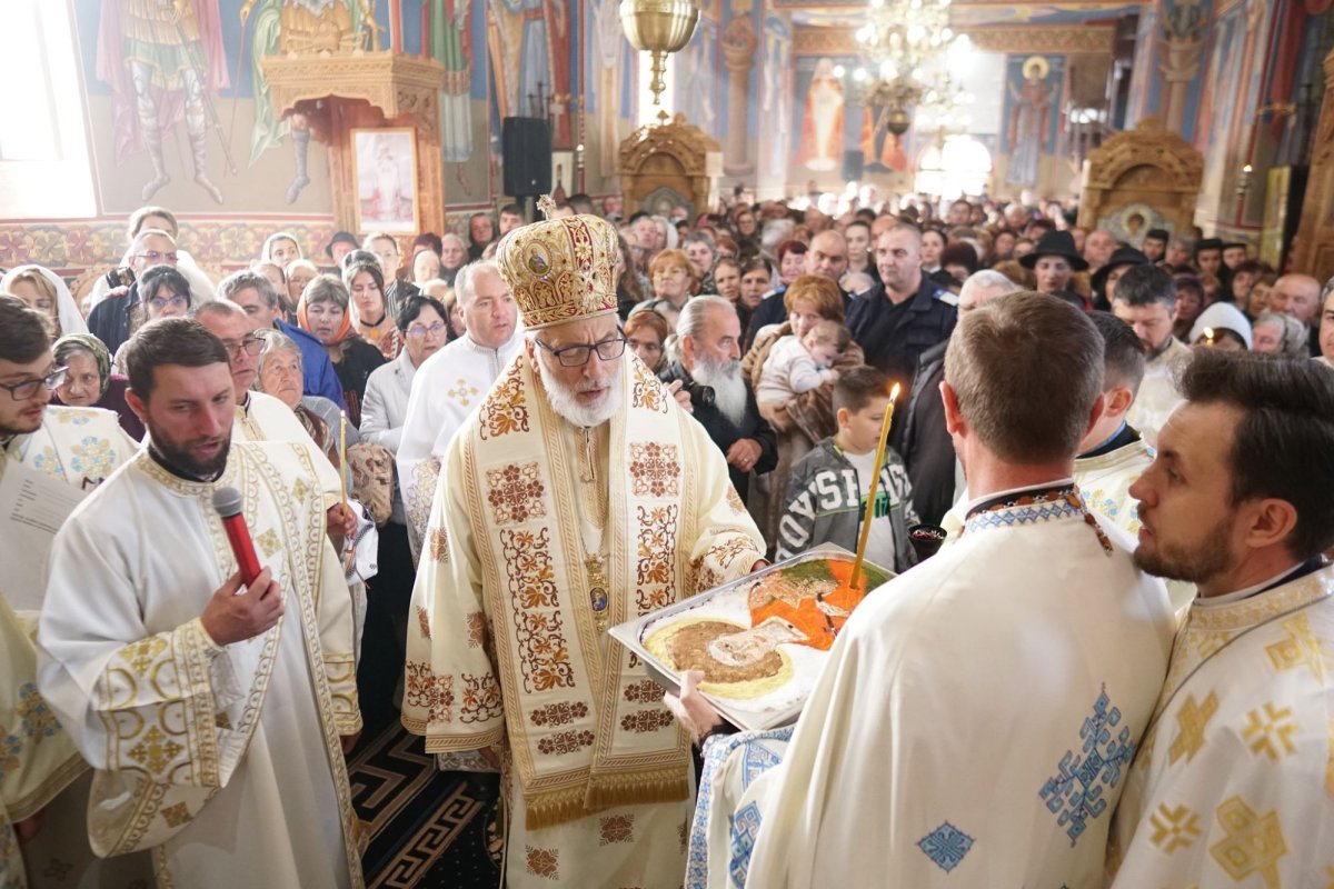 Veșmântul sfințeniei pentru o biserică de pe valea Cârcinovului 232385