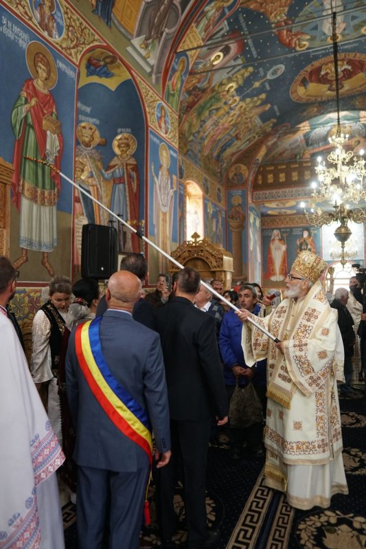 Veșmântul sfințeniei pentru o biserică de pe valea Cârcinovului 232386