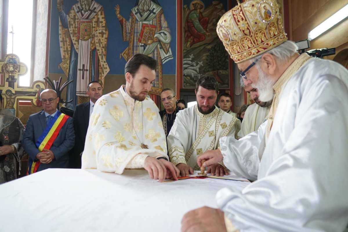 Veșmântul sfințeniei pentru o biserică de pe valea Cârcinovului 232387