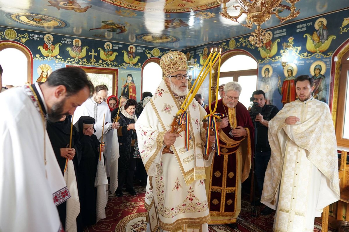 Sfințirea paraclisului mănăstirii argeșene „Sfânta Treime”  232703