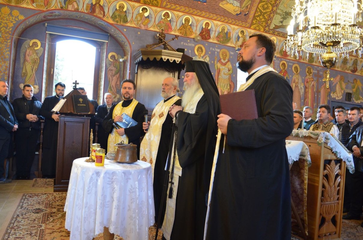 Vizită arhierească și binecuvântare la o biserică timișeană 232783