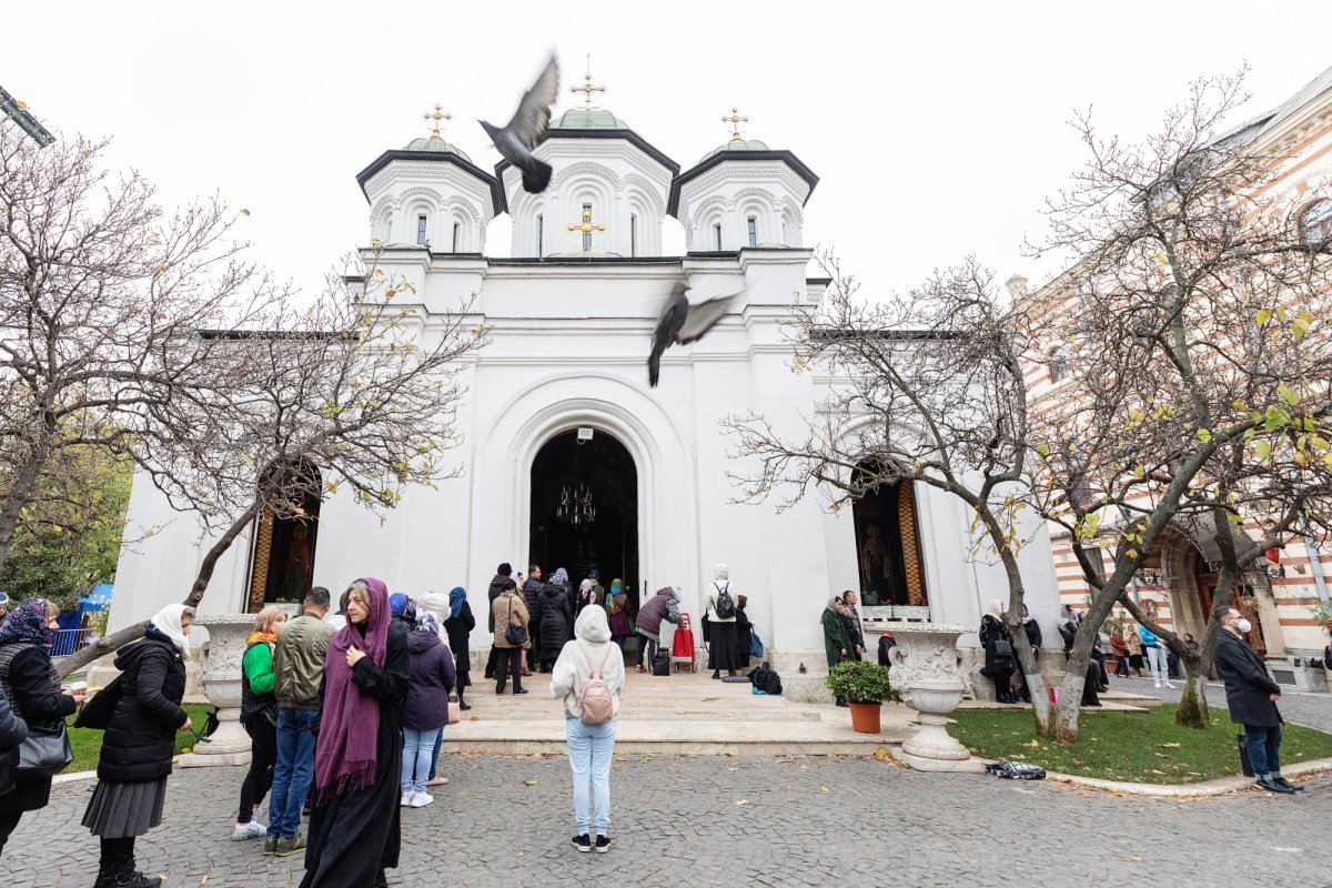 A început pelerinajul la moaștele Sfântului Ierarh Nectarie de la Mănăstirea Radu Vodă din Capitală 233006