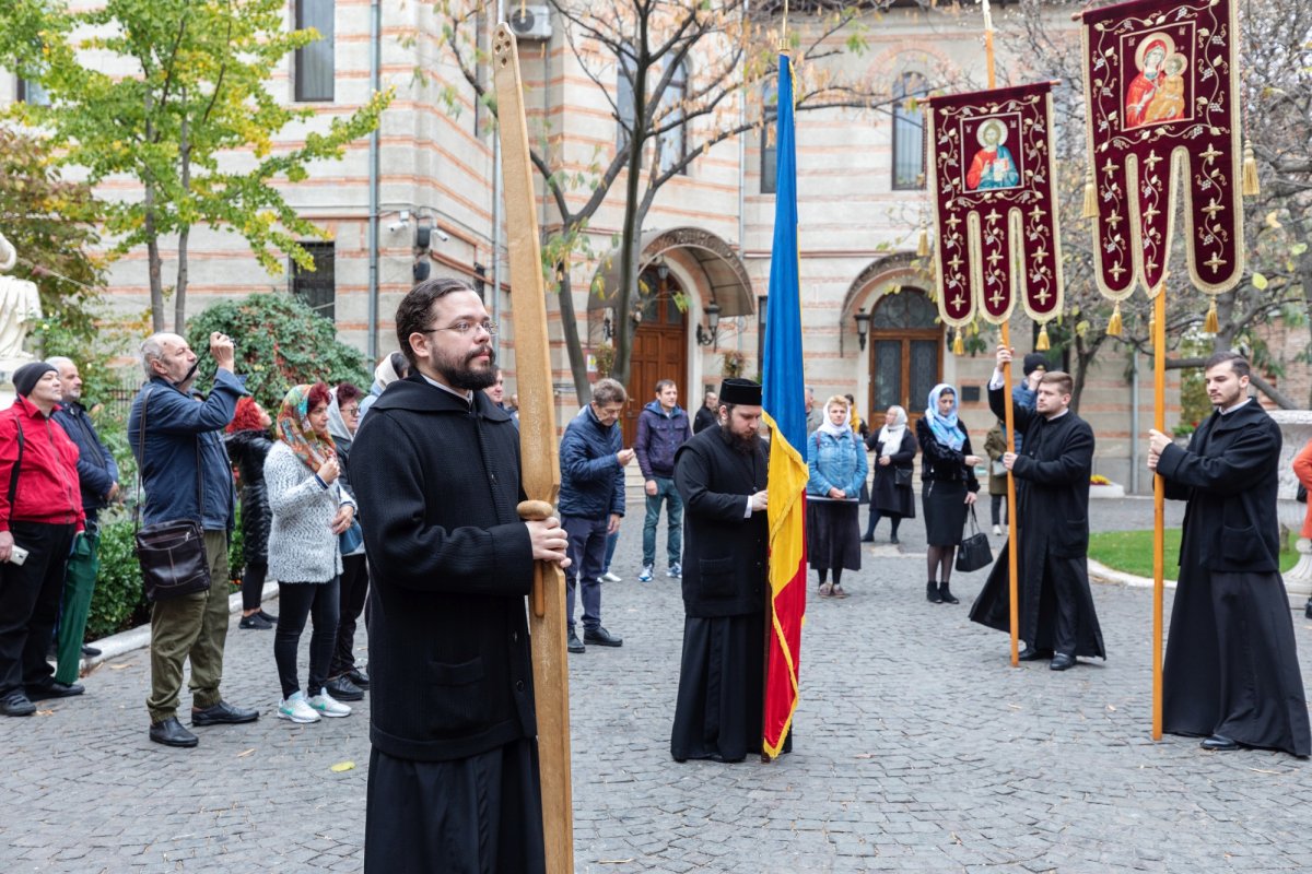 A început pelerinajul la moaștele Sfântului Ierarh Nectarie de la Mănăstirea Radu Vodă din Capitală 233012