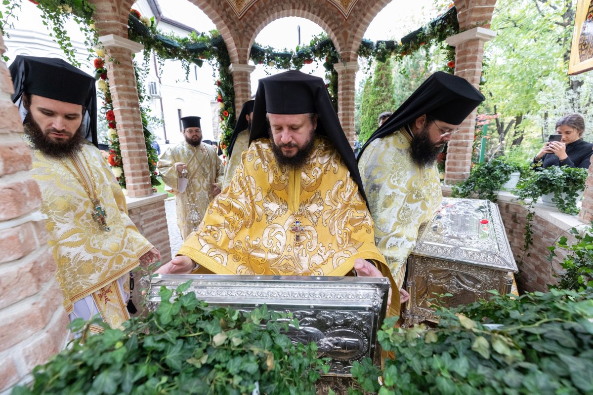 A început pelerinajul la moaștele Sfântului Ierarh Nectarie de la Mănăstirea Radu Vodă din Capitală 233038