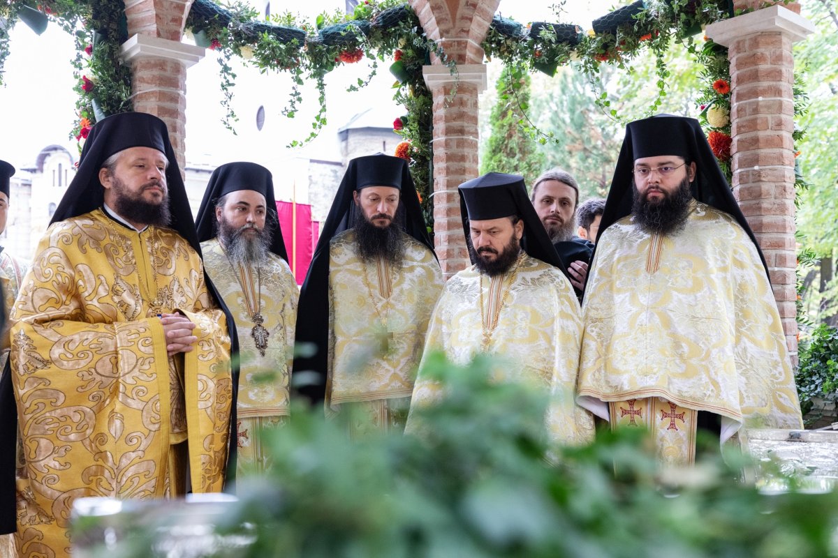 A început pelerinajul la moaștele Sfântului Ierarh Nectarie de la Mănăstirea Radu Vodă din Capitală 233039