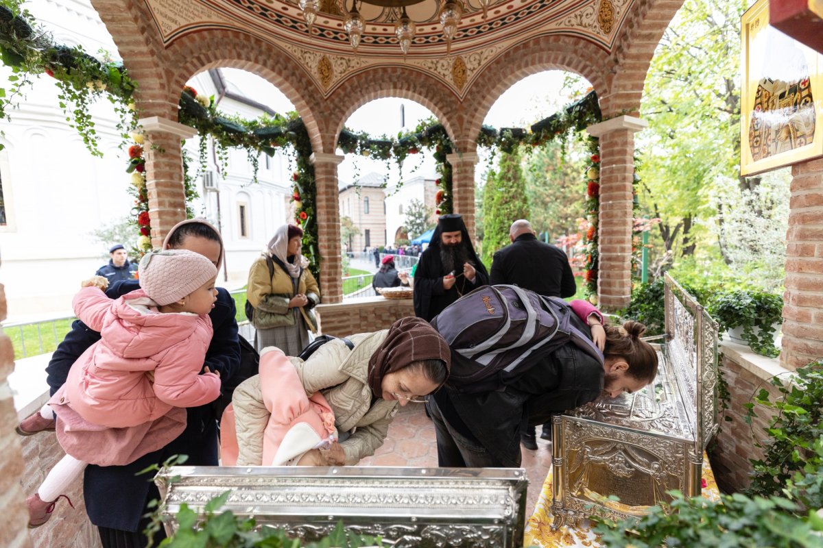 A început pelerinajul la moaștele Sfântului Ierarh Nectarie de la Mănăstirea Radu Vodă din Capitală 233044