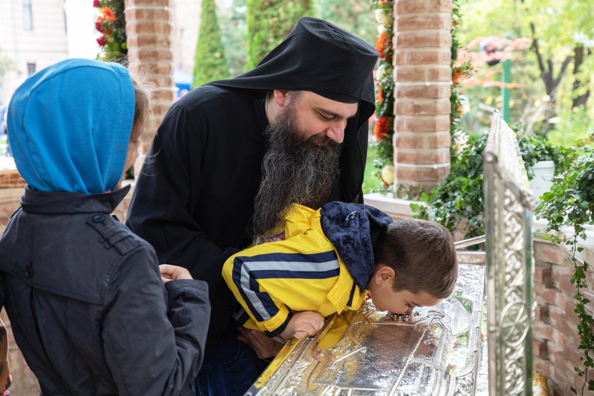 A început pelerinajul la moaștele Sfântului Ierarh Nectarie de la Mănăstirea Radu Vodă din Capitală 233045