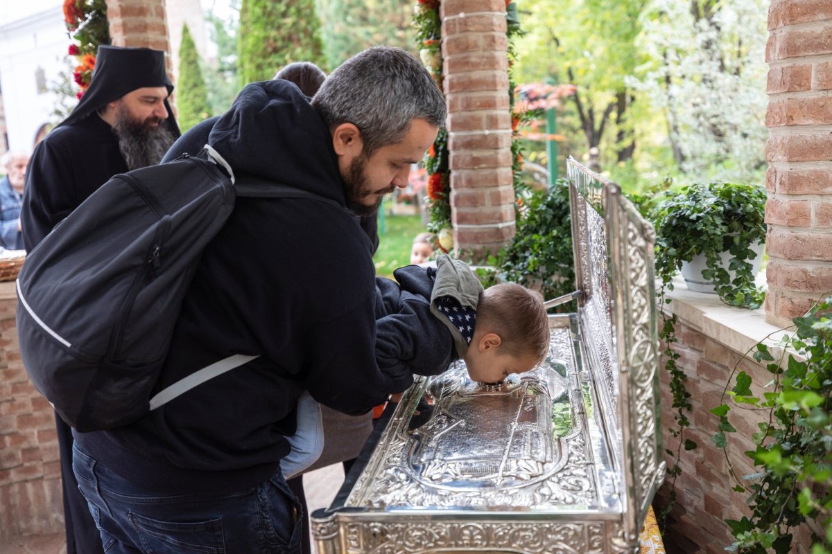 A început pelerinajul la moaștele Sfântului Ierarh Nectarie de la Mănăstirea Radu Vodă din Capitală 233046